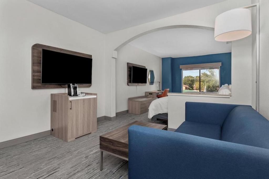 Holiday Inn Express Crockett By Ihg Exterior foto